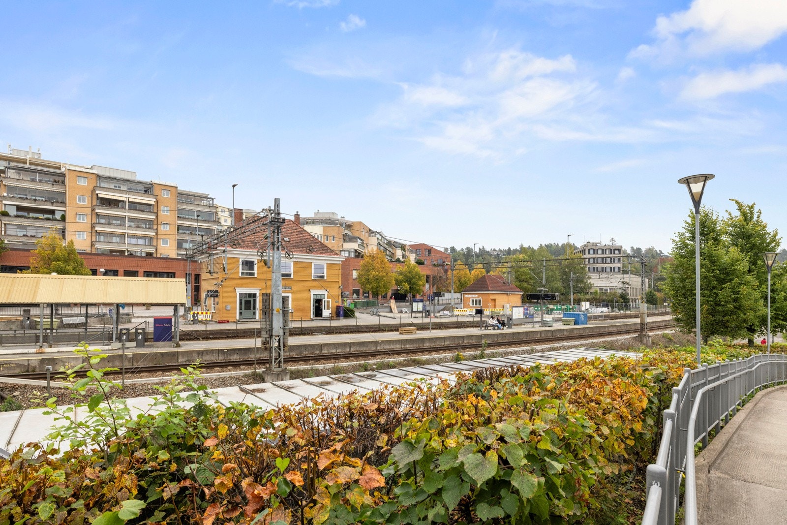 Nærmeste bussholdeplass er Kolbotn Torg, kun 6 minutter til fots. Til Kolbotn stasjon tar det ca. 8 minutter å gå, og derfra bruker toget ca. 19 minutter til Oslo S.