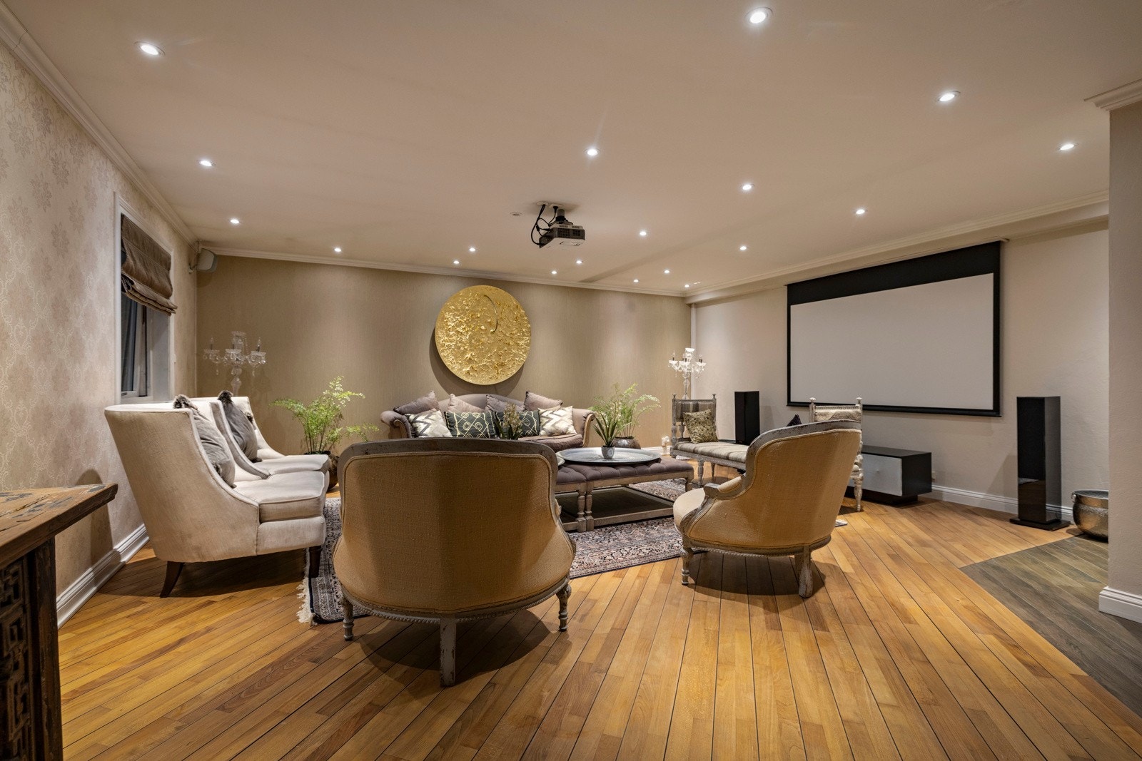 En lun TV-stue hvor det er ideelt å montere prosjektor for å skape ekte kinofølelse og hyggelige filmkvelder med familie og venner.