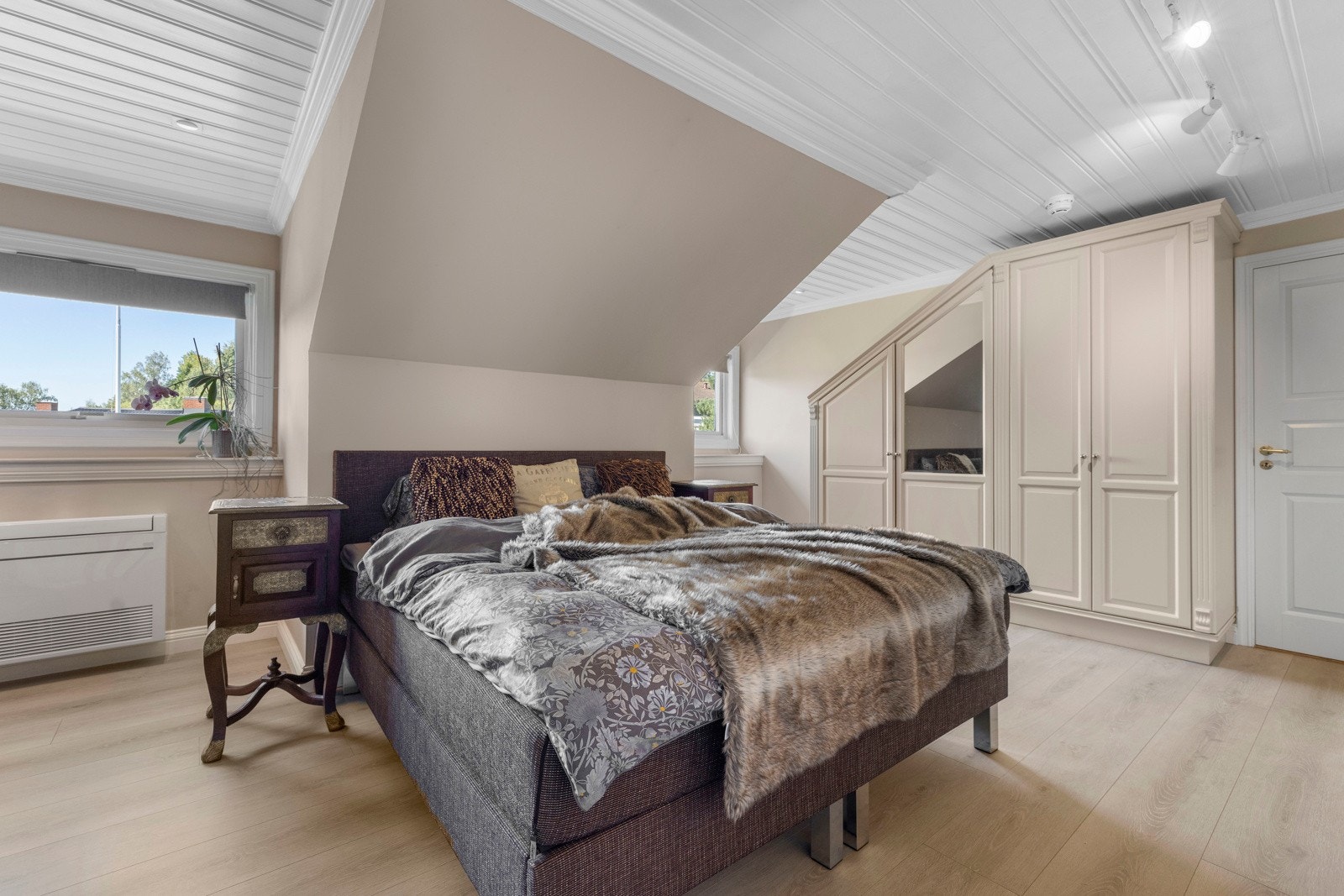 Beliggenheten mot hagen sørger for en stille og rolig natt. Som en ekstra luksus har rommet direkte tilknytning til eget walk-in-closet.