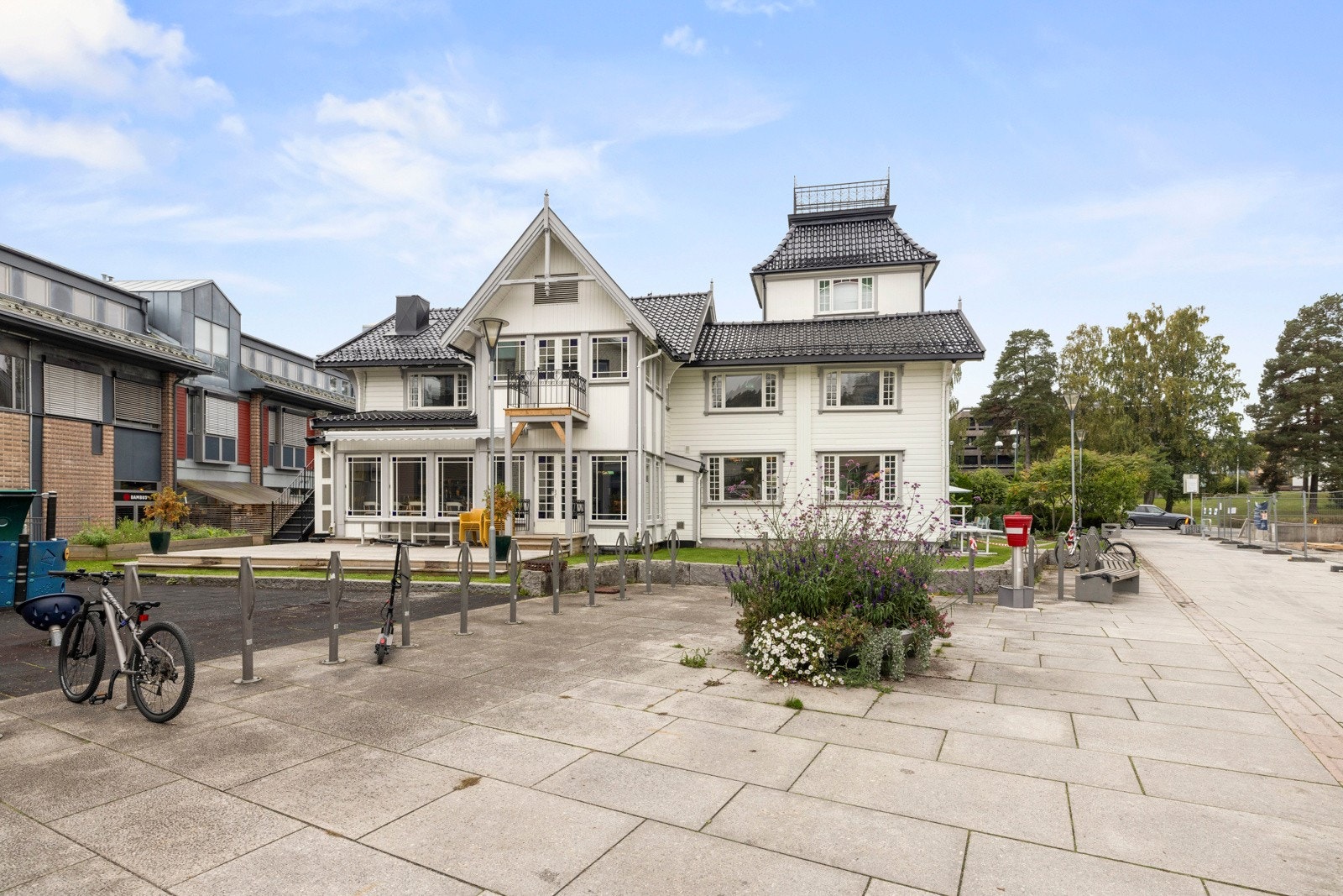 Sentrum har en moderne og helhetlig utforming med gågater og torg, som skaper en lun og trivelig atmosfære.