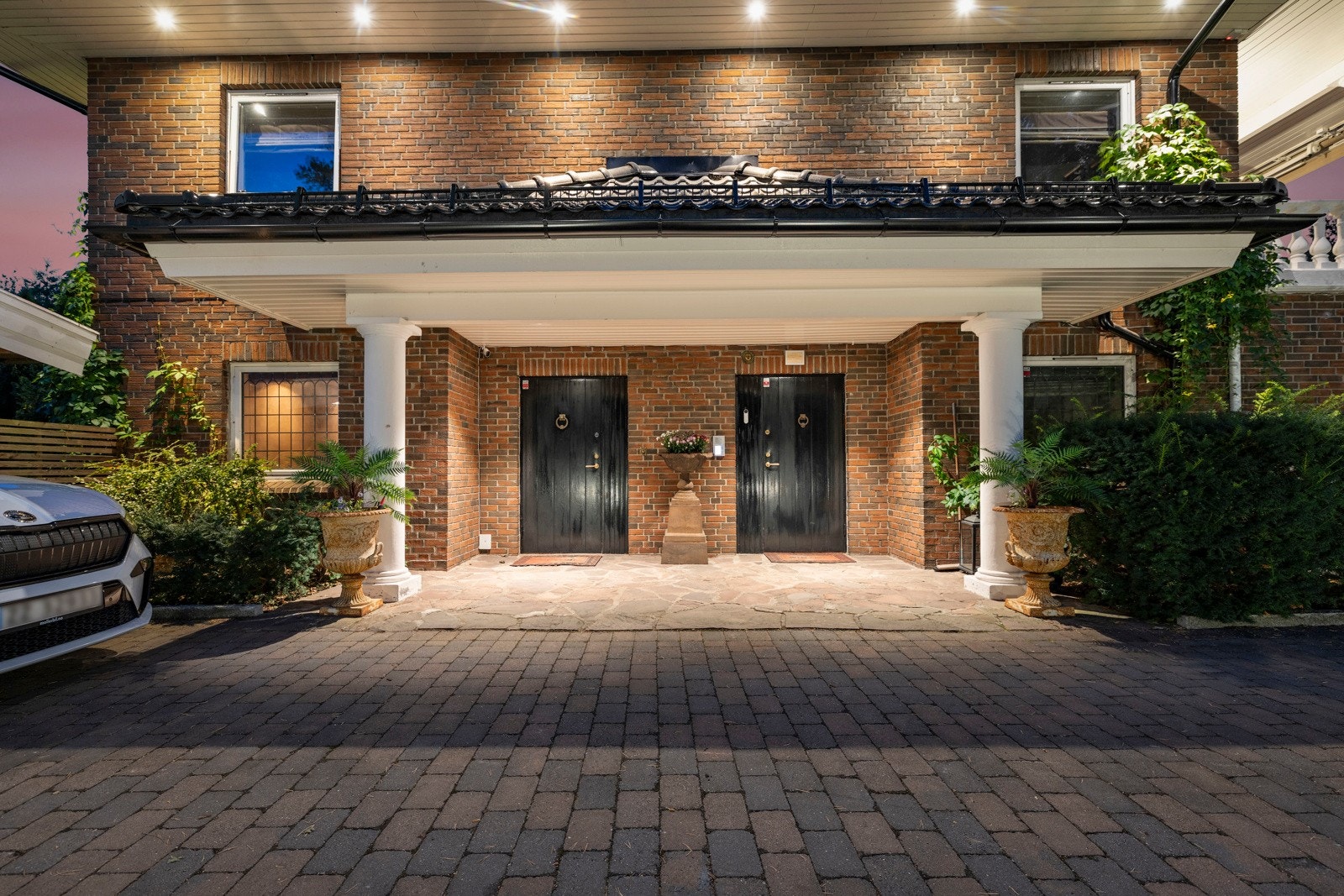 Boligen strekker seg over to etasjeplan, i tillegg til innredet underetasje og praktisk lagringsloft. I tillegg er det en separat utleiedel som gir gode innteksmuligheter.