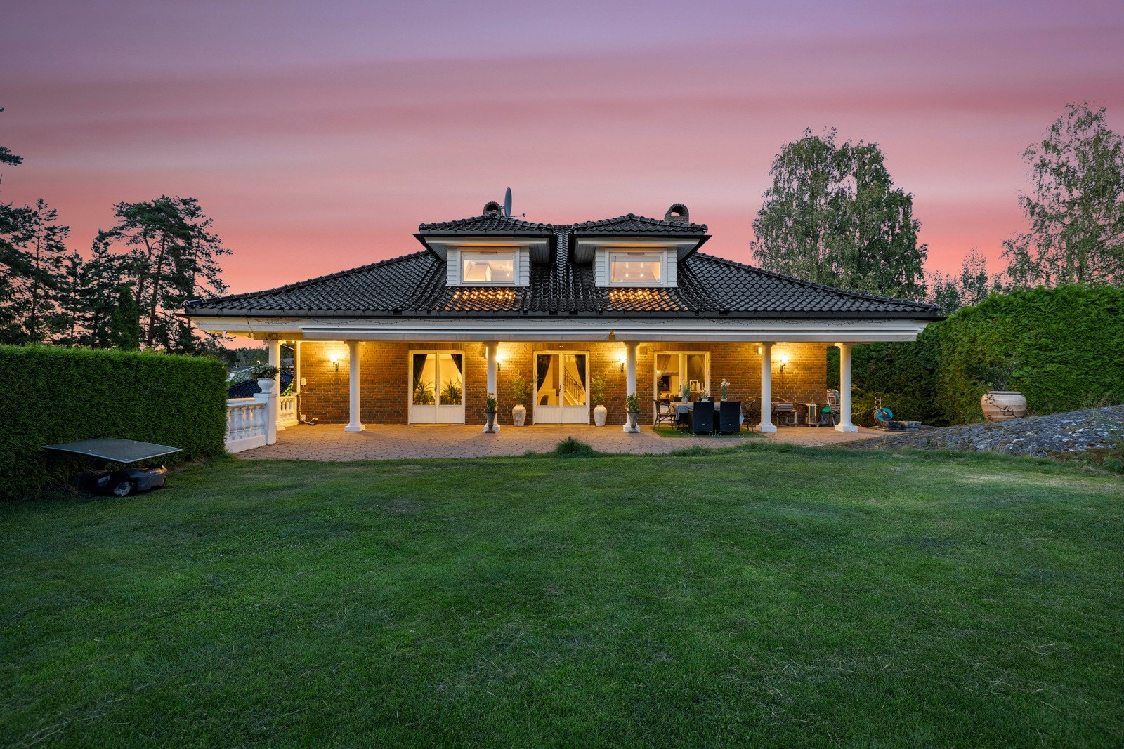 Privatmegleren Park v/ Christian Falkenberg har gleden av å presentere denne flotte eneboligen i Johan Svendsens vei 27!