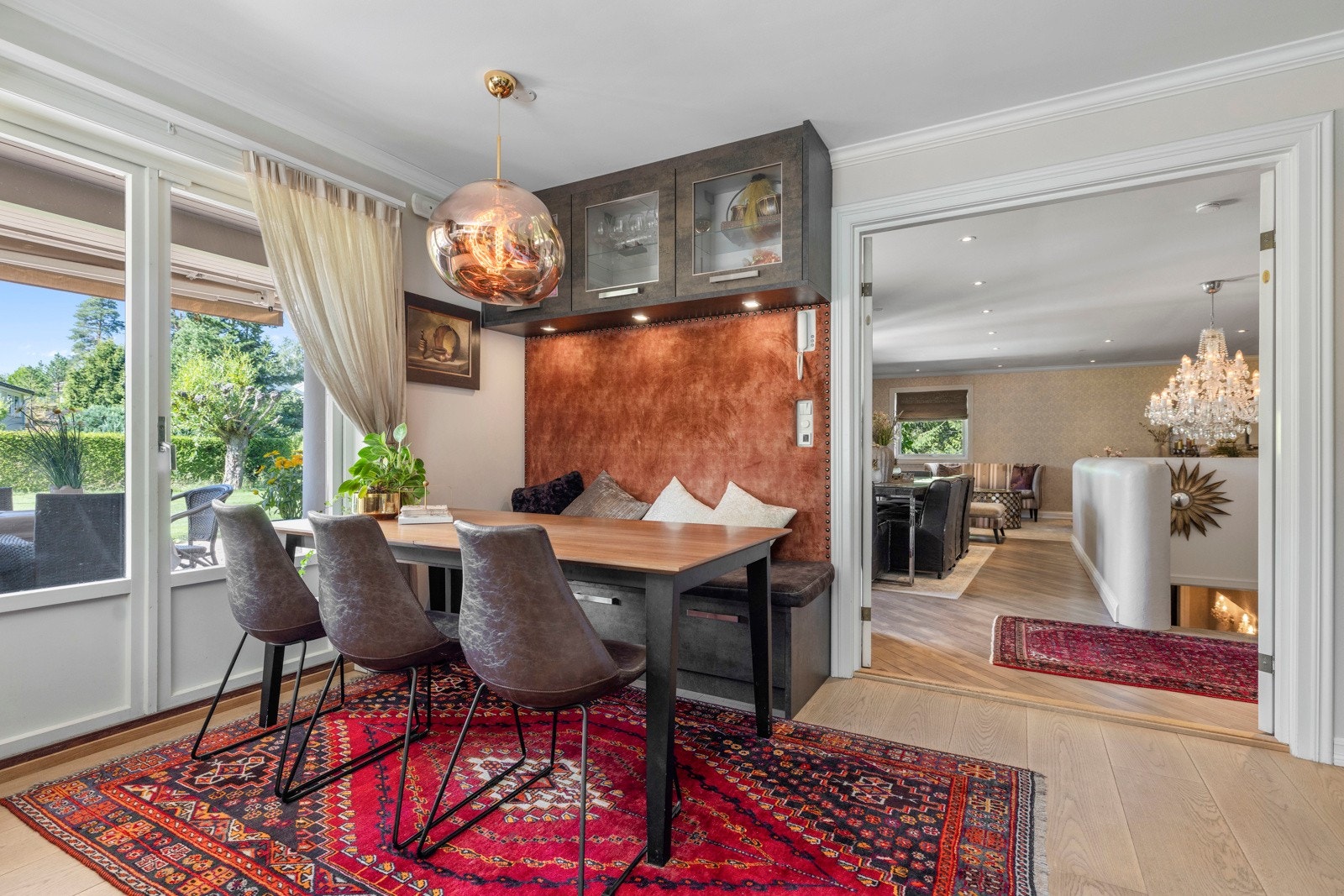 Her får du et svært praktisk kjøkken med rikelig skap- og benkeplass, samt en koselig spiseplass til hverdagsmåltidene.