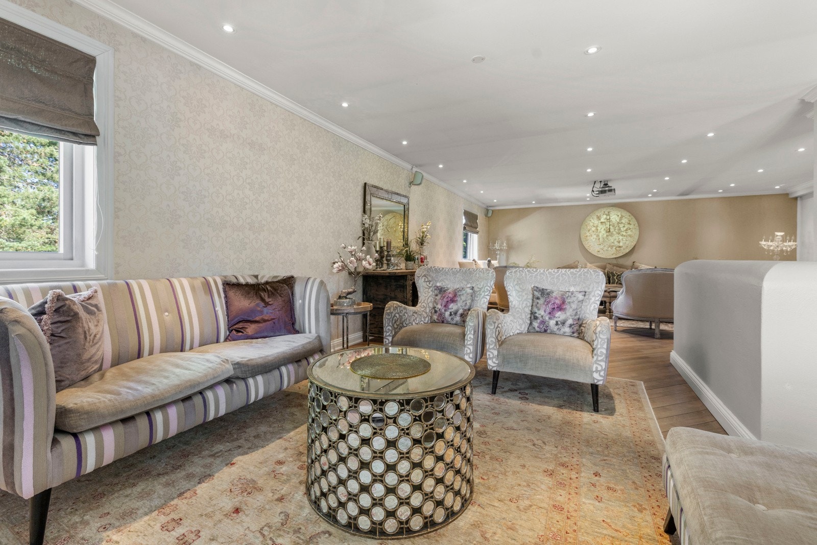 Stuen byr på en naturlig rominndeling som skaper flere hyggelige soner - ideelt både for avslappende hverdager og sosiale lag.