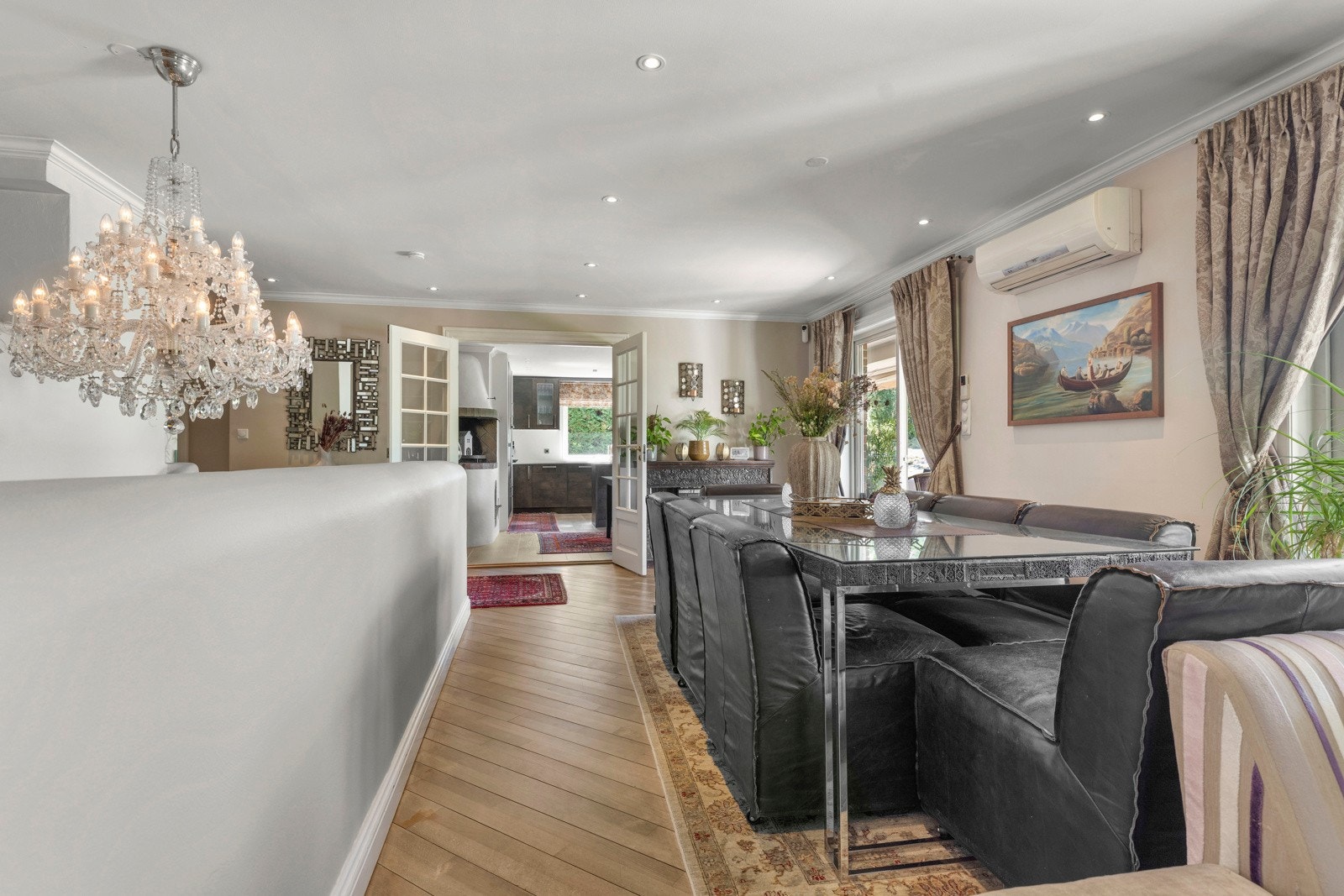 Langs de store vindusflatene er det plass til en hyggelig spisegruppe med flott utsyn til hagen.