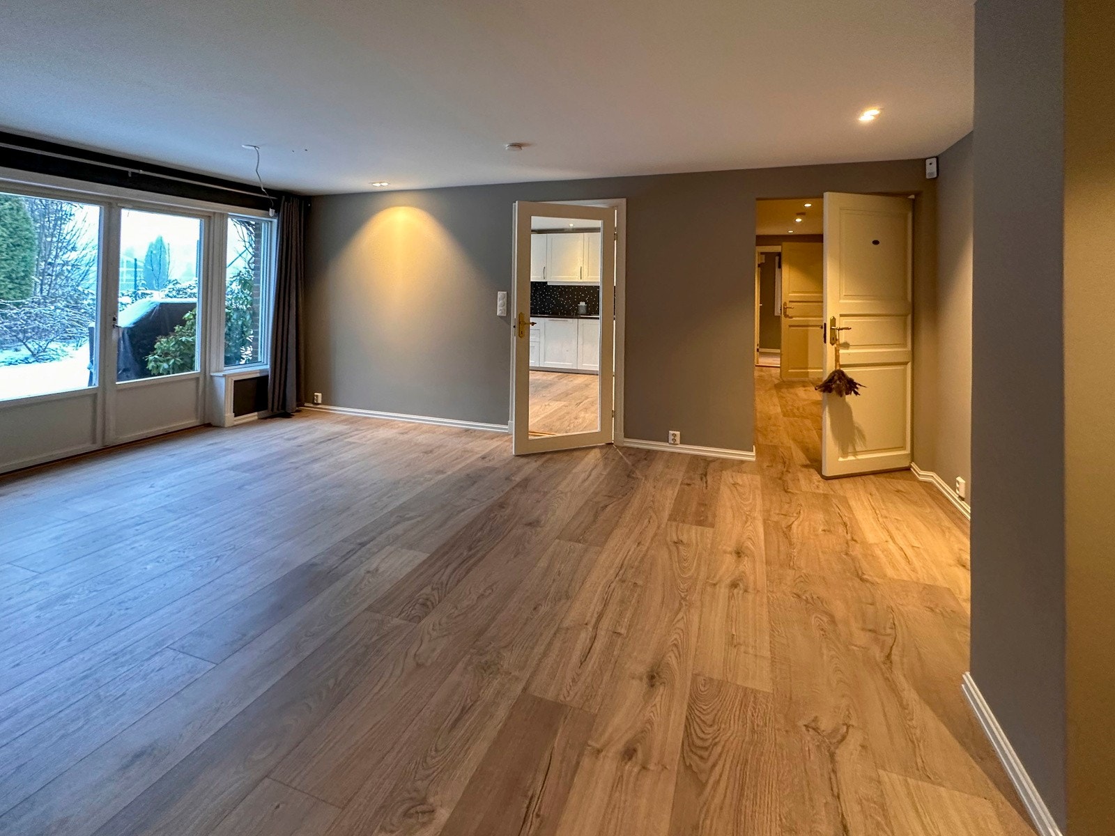 Privat bilde. Fra stuen er det direkte utgang til hagen, noe som gjør det enkelt å flytte måltider og hyggelige sammenkomster ut i frisk luft på varmere dager.