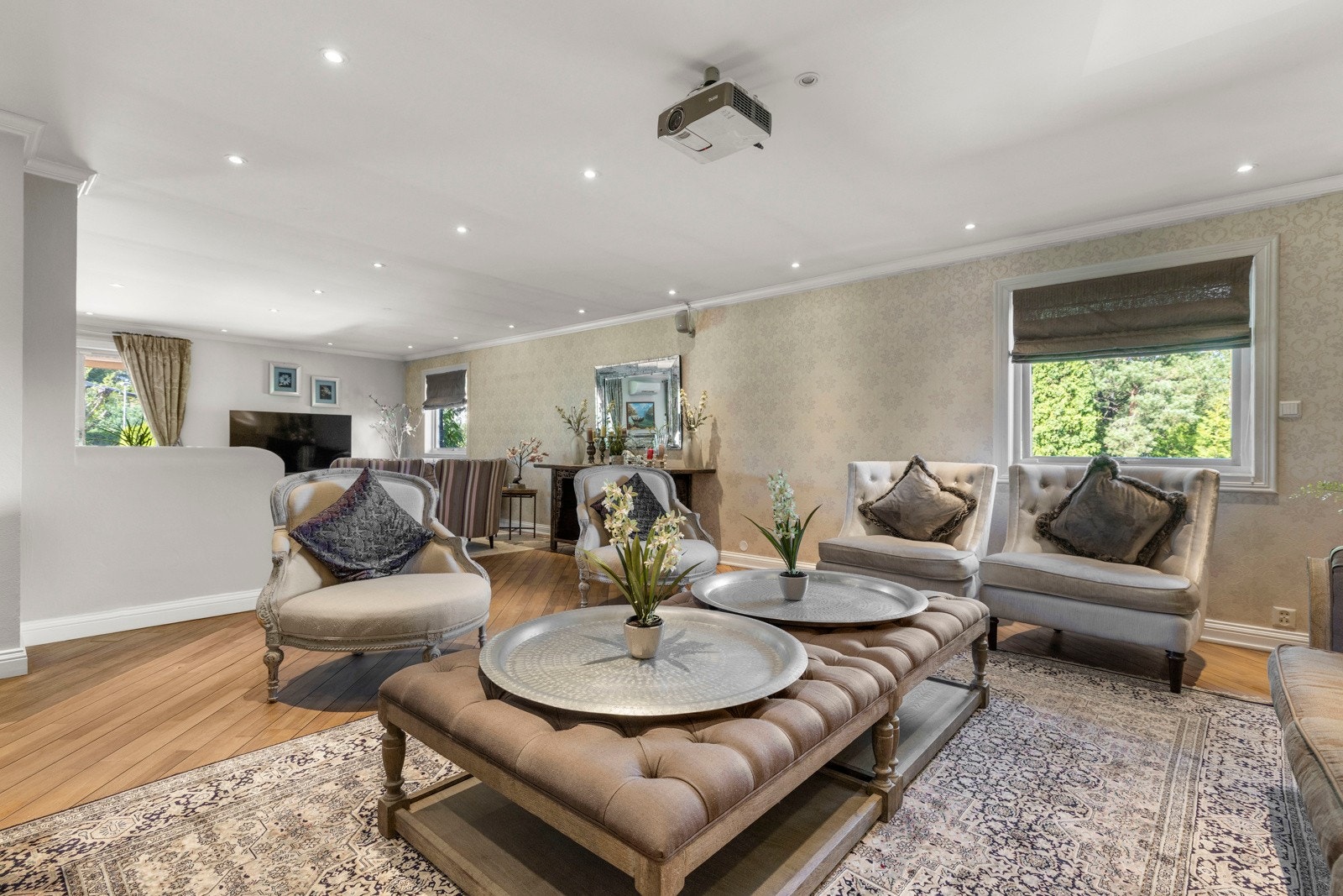 Spotter integrert i himlingen sørger for moderne lyssetting, med mulighet for å dempe lyset etter behov og stemning.