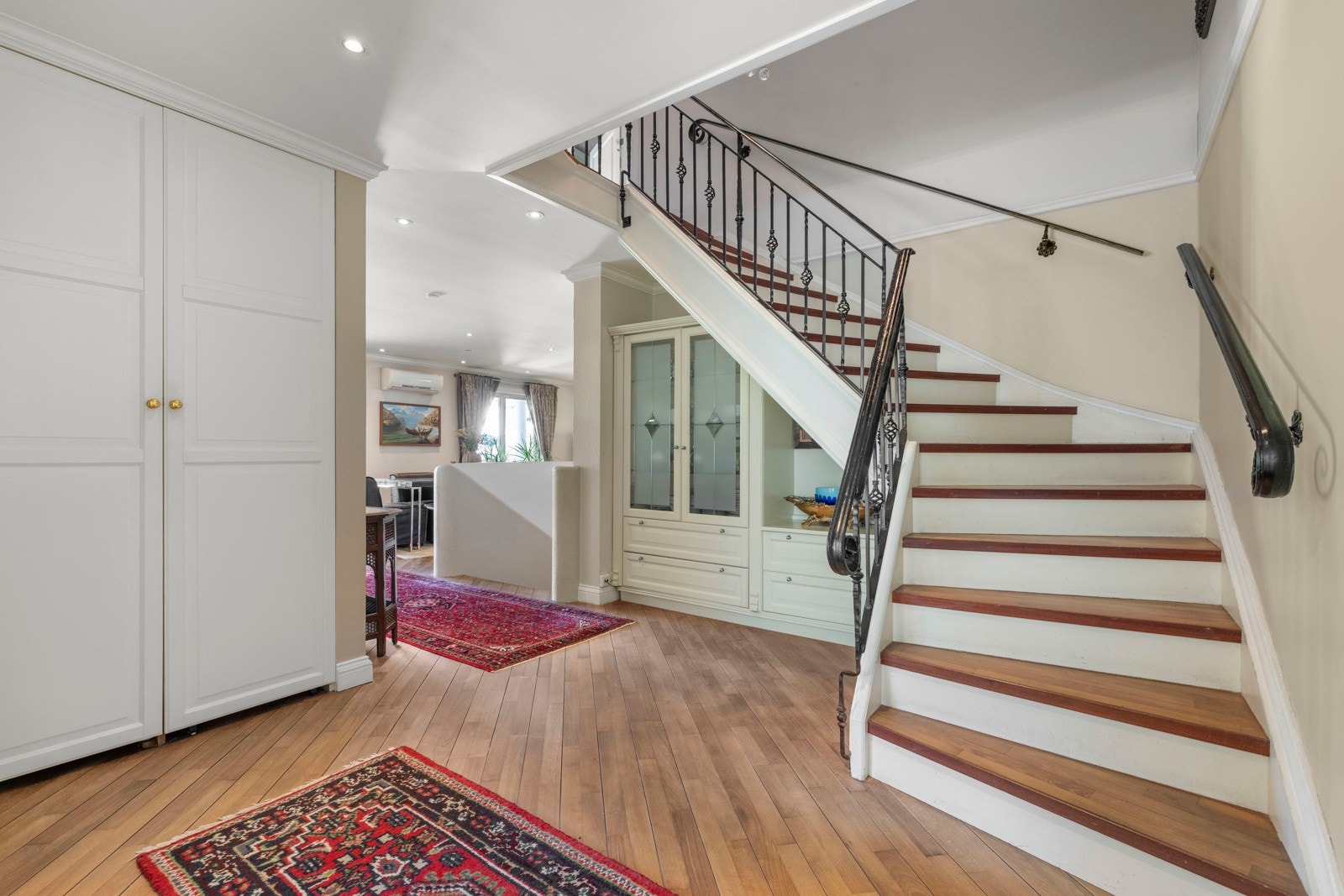 Solid trapp som tar deg mellom etasjene.