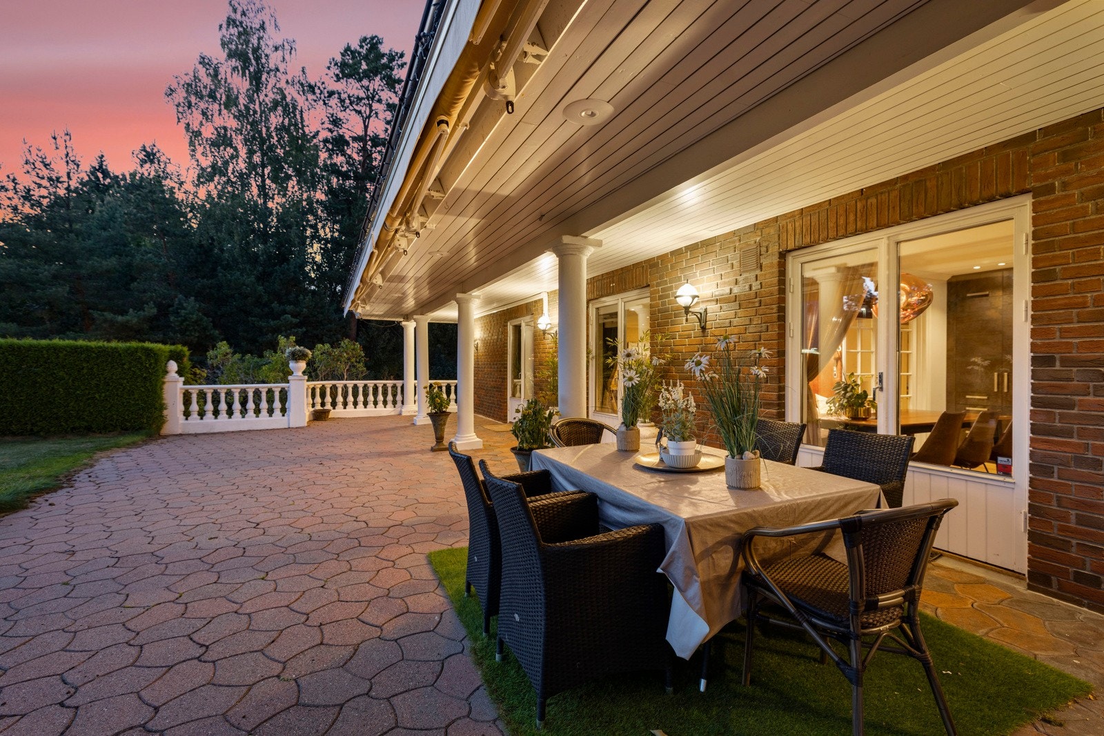 Boligen har en attraktiv og sentral beliggenhet i et etablert, barnevennlig boligområde på Kolbotn i Nordre Follo.