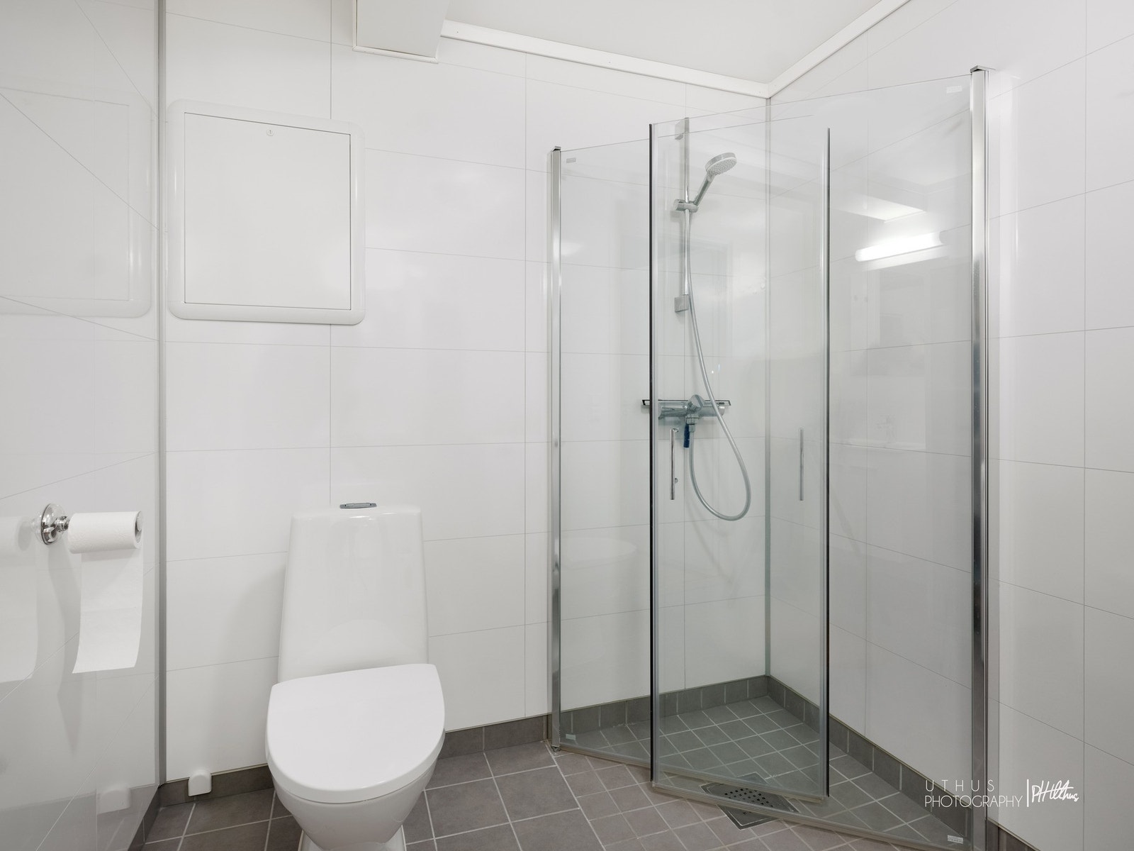 Badet har stor hjørnedusj Galleribilde