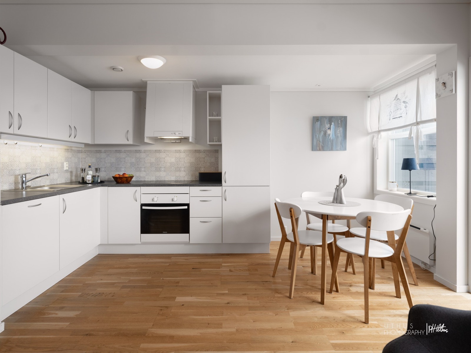 Lyst og lekkert kjøkken med godt innslipp av naturlig lys Galleribilde