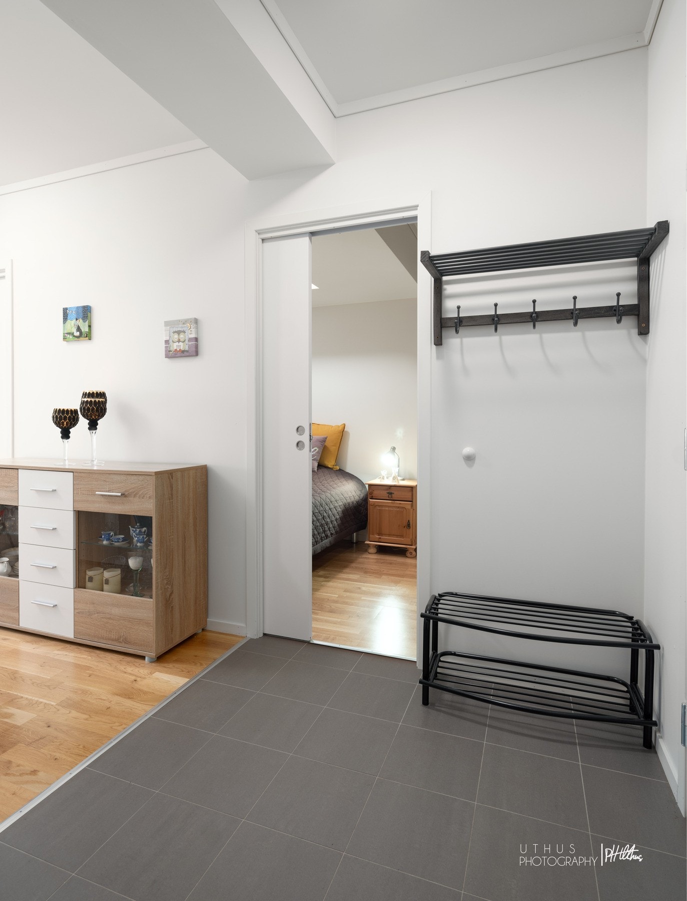 Romslig entré med flislagt gulv Galleribilde