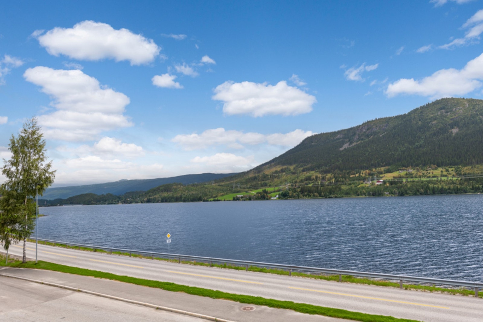 Utsikt over Holdfjorden Galleribilde