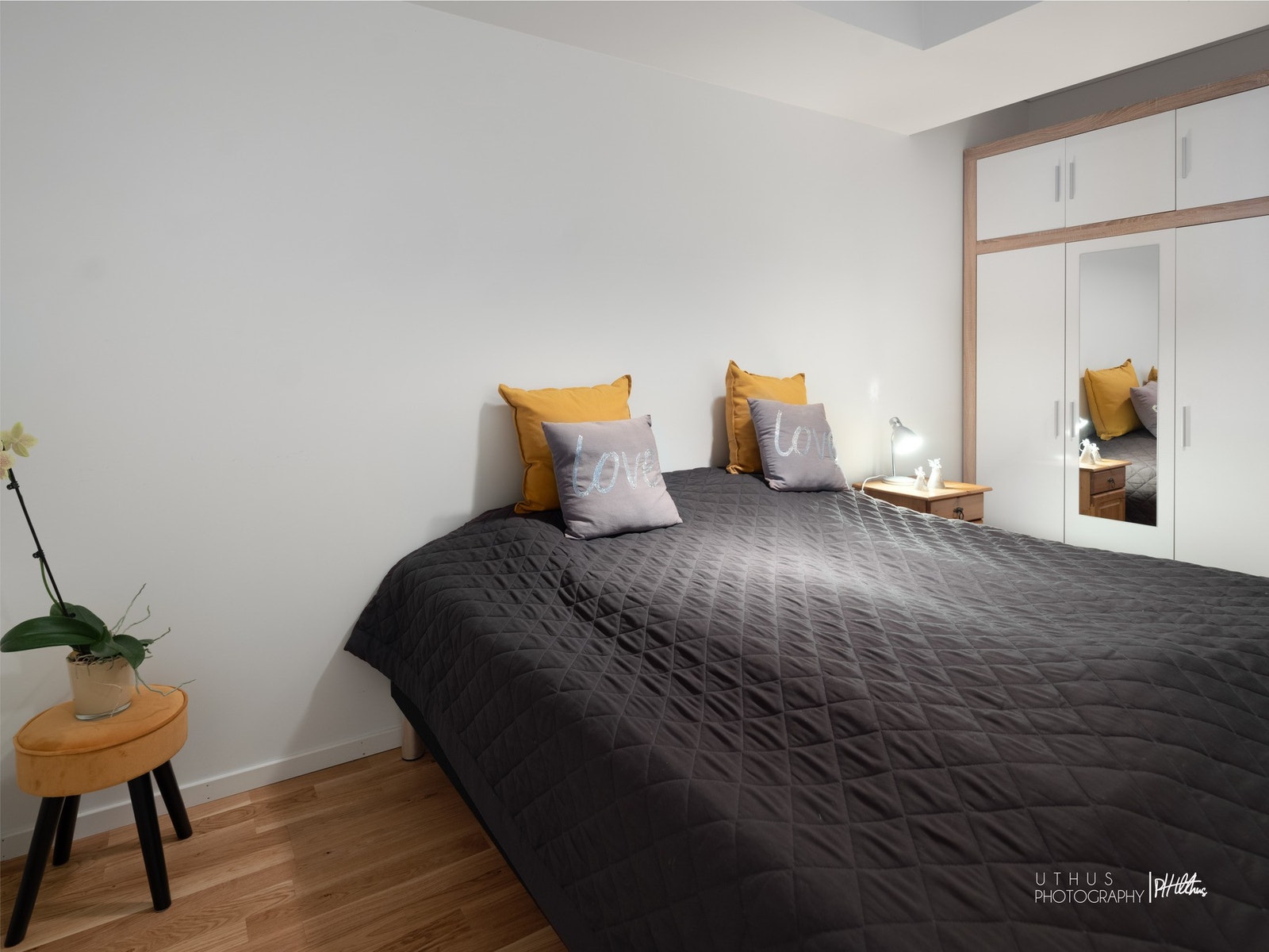 Koselig soverom med stort garderobeskap Galleribilde