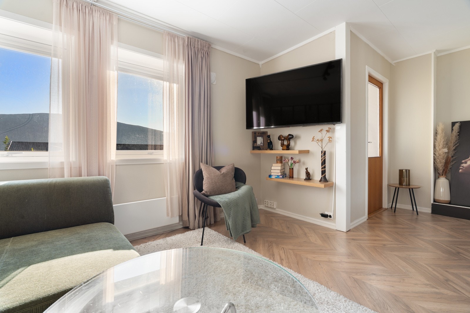 Naturlig plass for sofa og TV på motsatt side.
