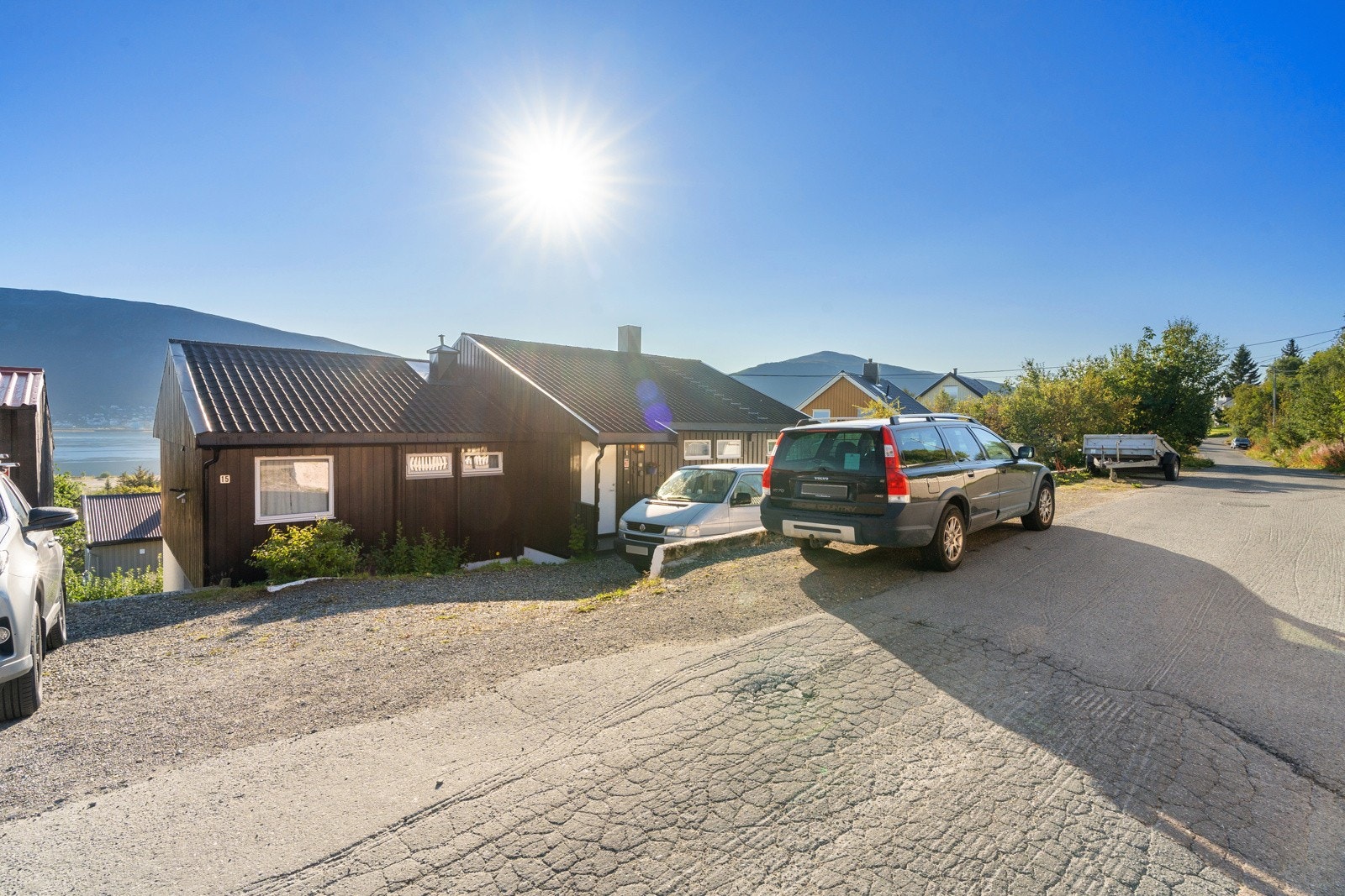 Leiligheten har vedtektsfestet rett til parkeringsplass langs muren på vegnivå.