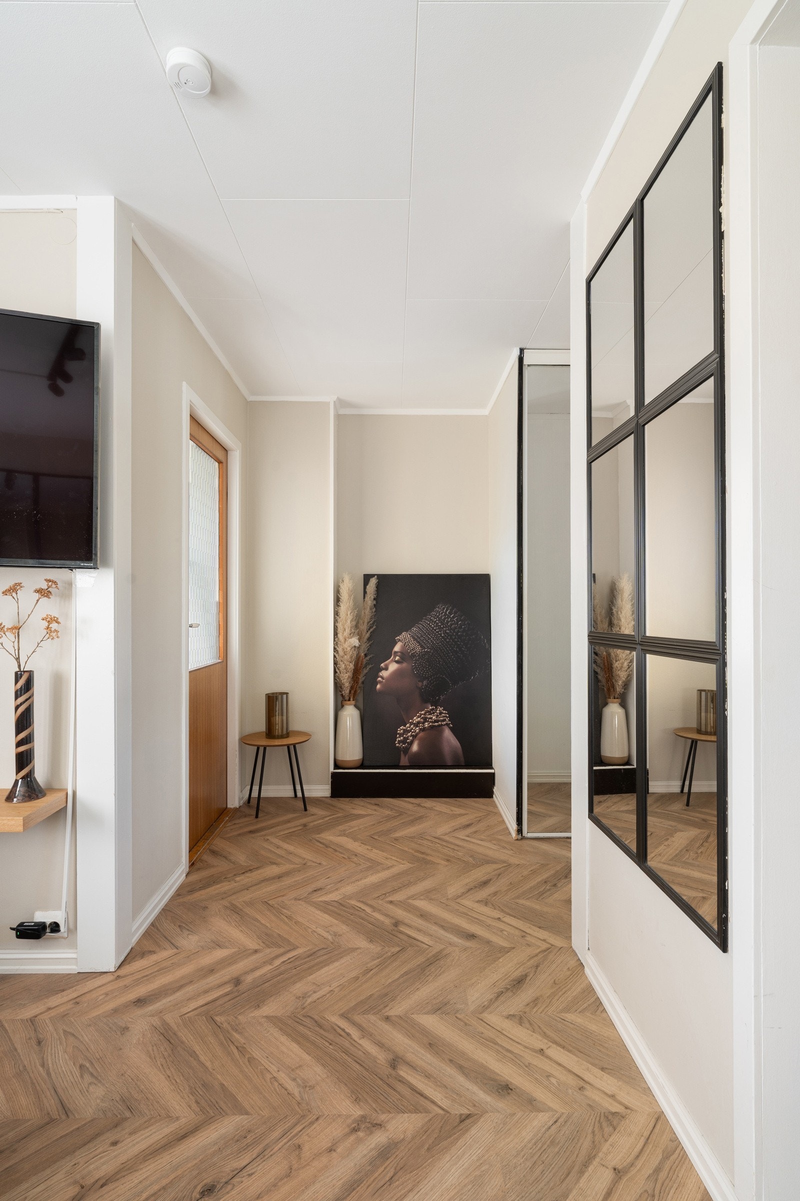 Leiligheten framstår gjennomgående moderne med pene overflater.