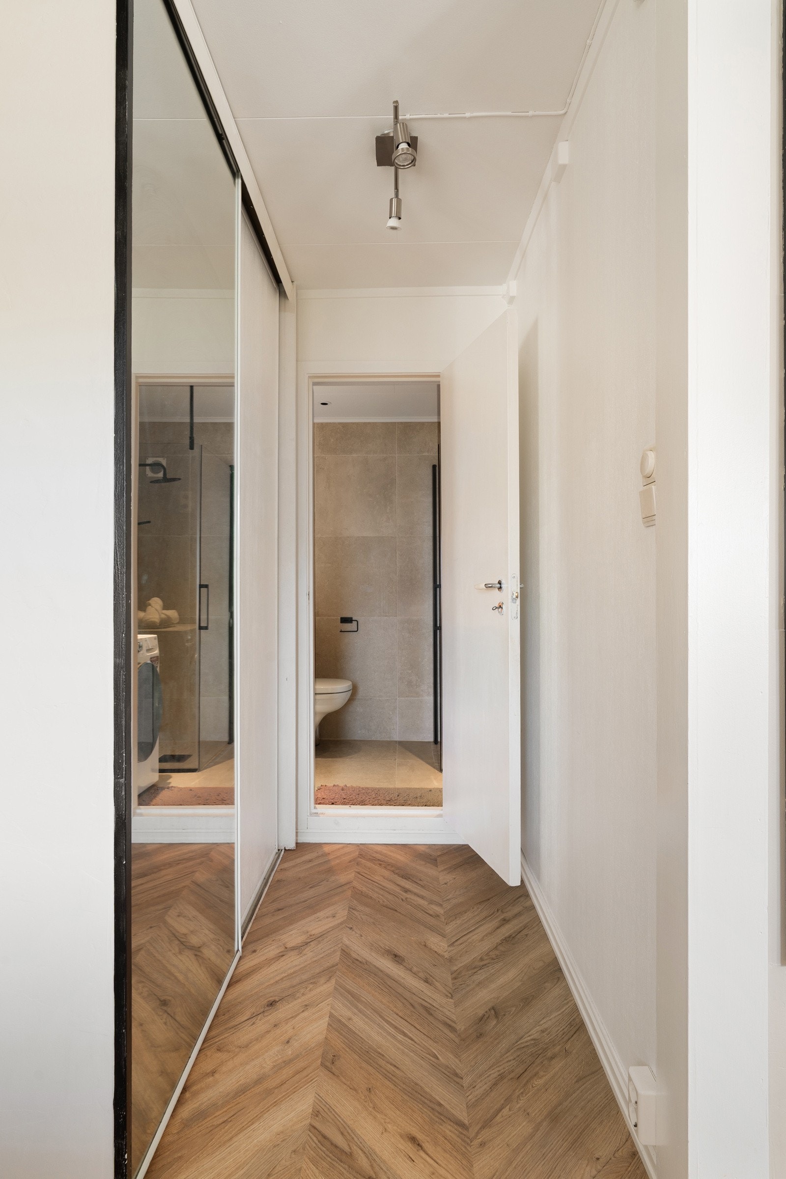 I gang inn til bad er det en stor skyvedørsgarderobe, som bidrar til mye oppbevaringsplass. Leiligheten disponerer for øvrig også plass i en stor sportsbod utvendig.