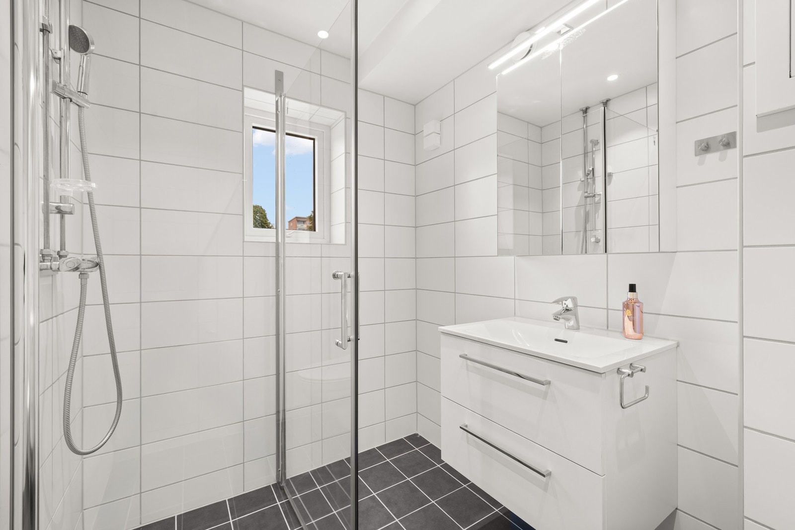 Totalrenovering av bad ble utført av Sans Bygg i 2021. Galleribilde