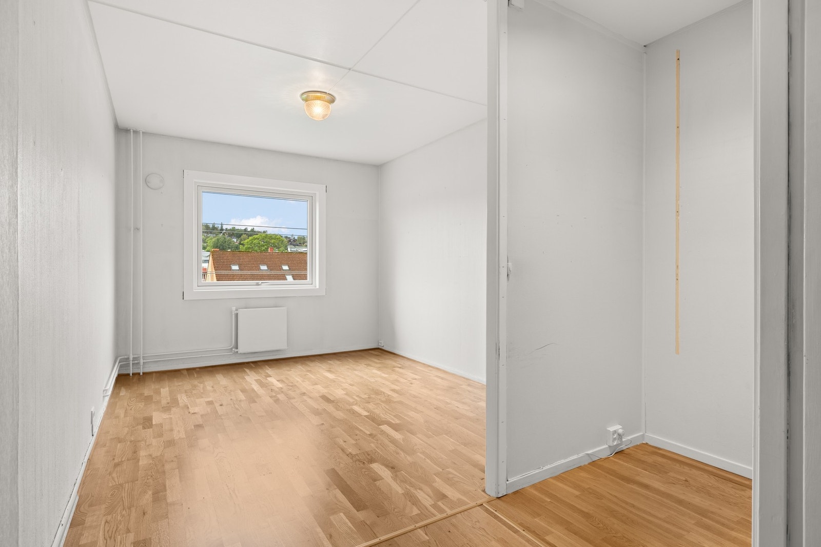 Veggen til soverom nr. 2 er tatt ned, og rommet er blitt benyttet som spisestue. Galleribilde