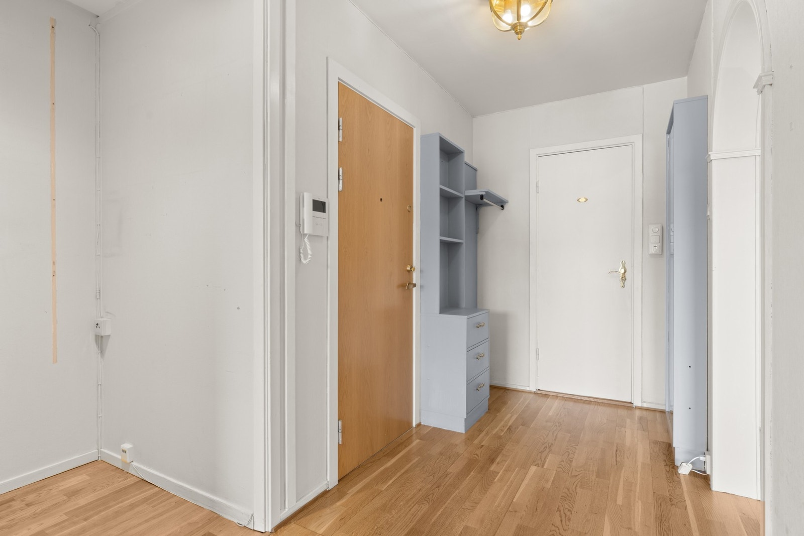 Luftig entré hvor du kan lage innvendig bod. Galleribilde