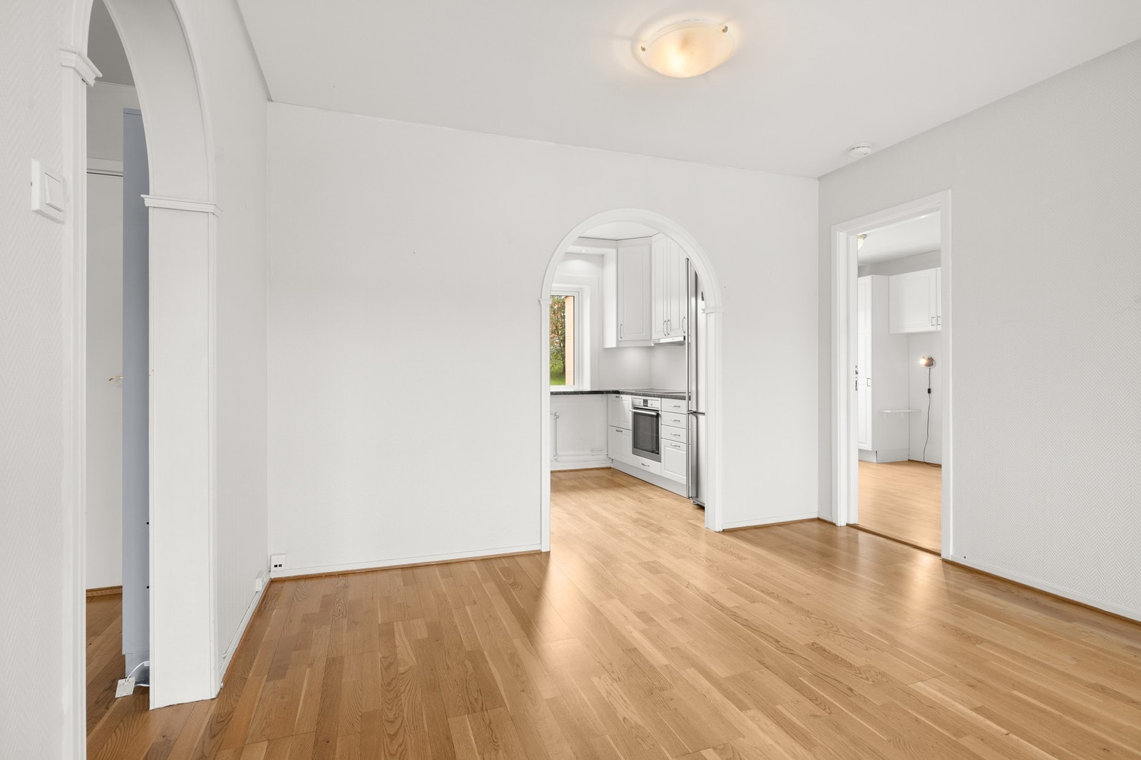 God plass til å innrede med både sofa samt spisebord og diverse hylleløsninger. Galleribilde