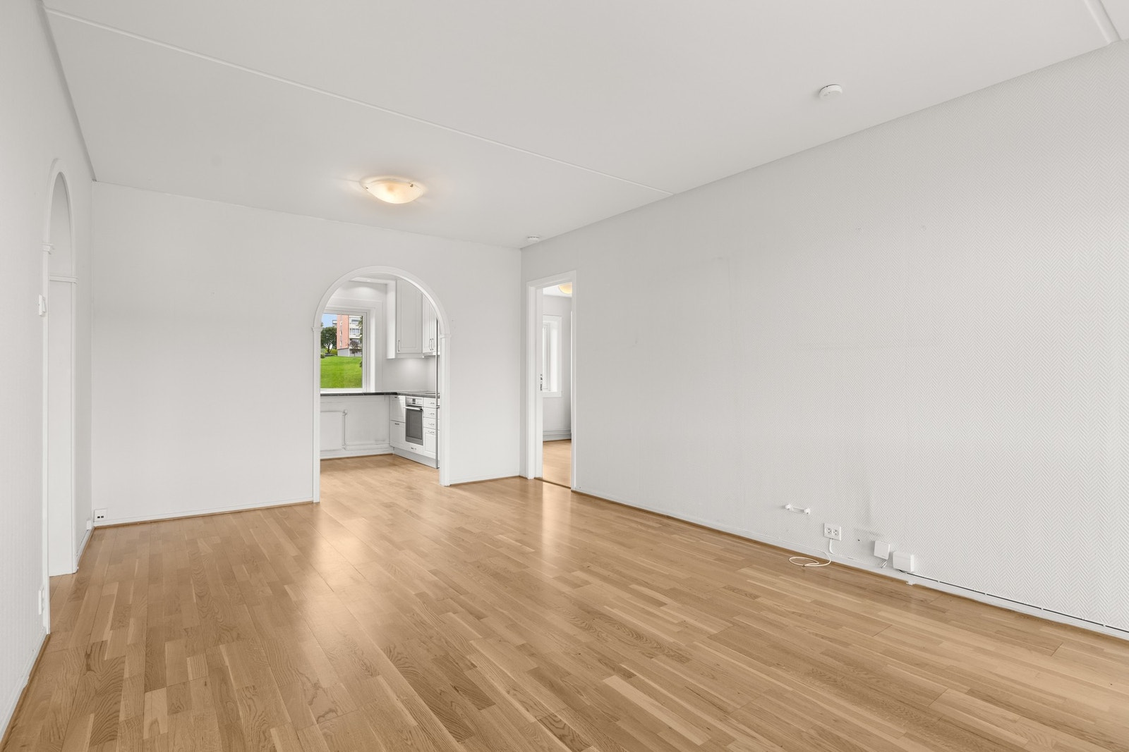 Her kan du enkelt åpne mellom stue og kjøkken for å få en sosial løsning. Galleribilde