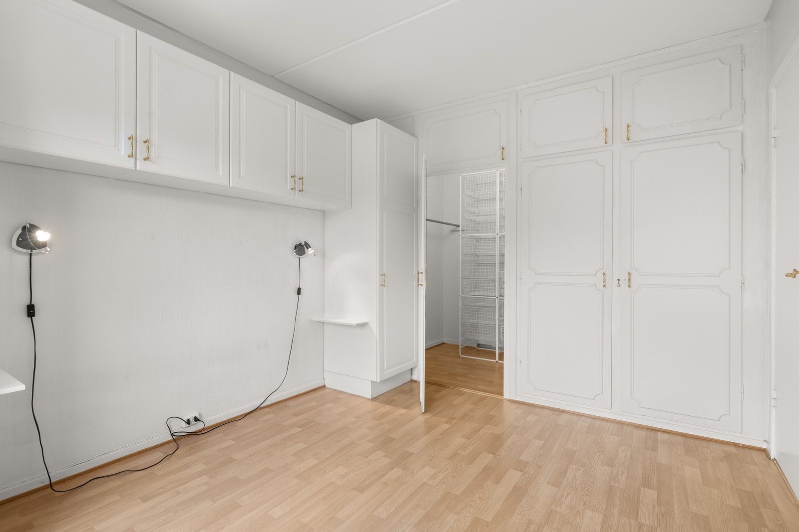Meget praktisk walk-in-løsning på soverommet. Galleribilde