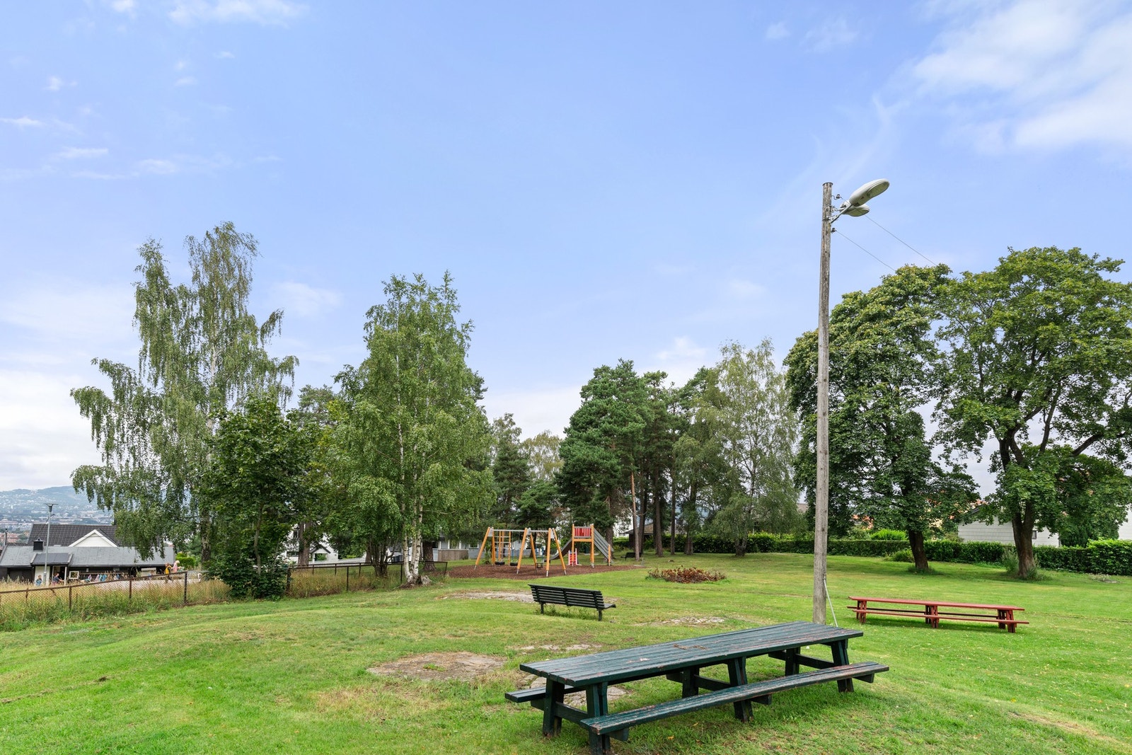Kort vei til populære Høyenhallparken hvor det arrangeres arrangementer for beboerne i området. Galleribilde