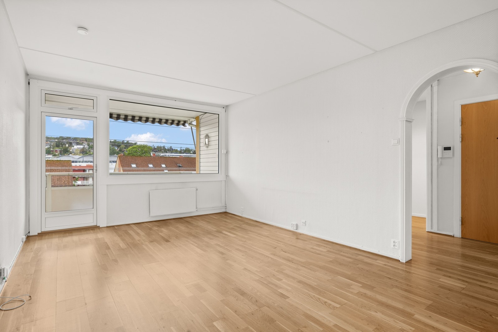 Stor og lys stue med gode innredningsmuligheter. Galleribilde