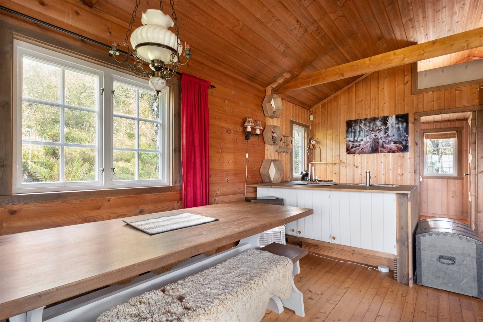 Romslig stue med åpen kjøkkenløsning Galleribilde