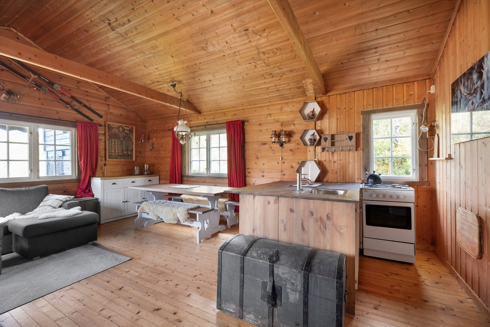 Romslig stue med åpen kjøkkenløsning Galleribilde