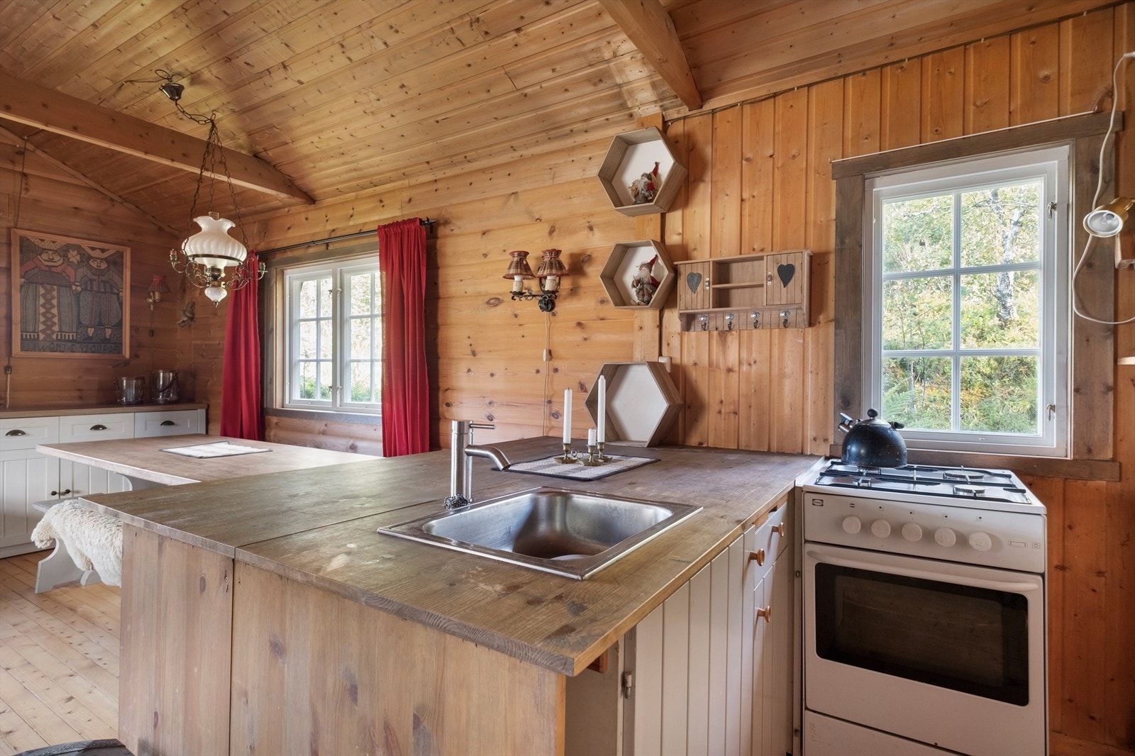 Romslig stue med åpen kjøkkenløsning Galleribilde