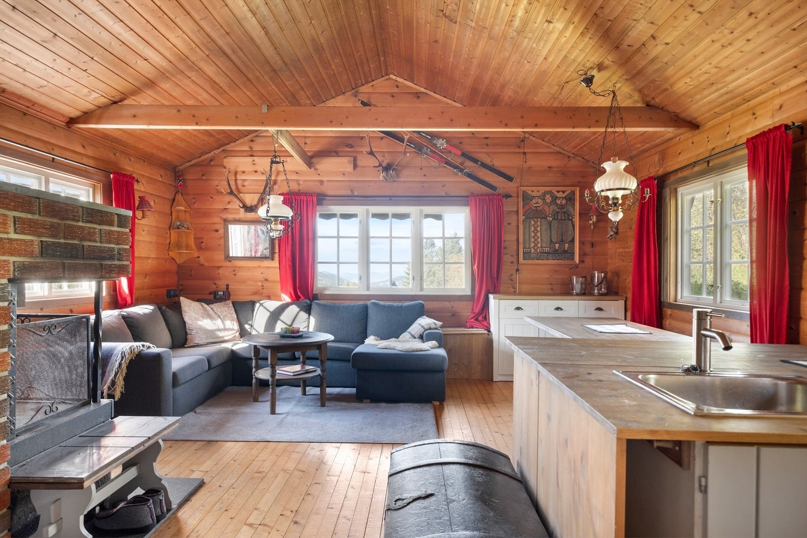 Romslig stue med åpen kjøkkenløsning Galleribilde