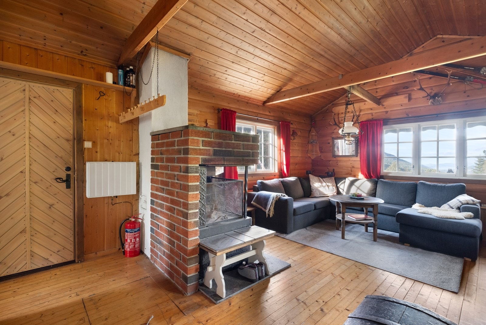 Romslig stue med peis Galleribilde