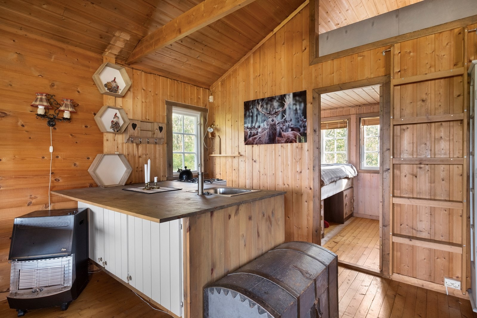 Romslig stue med åpen kjøkkenløsning Galleribilde