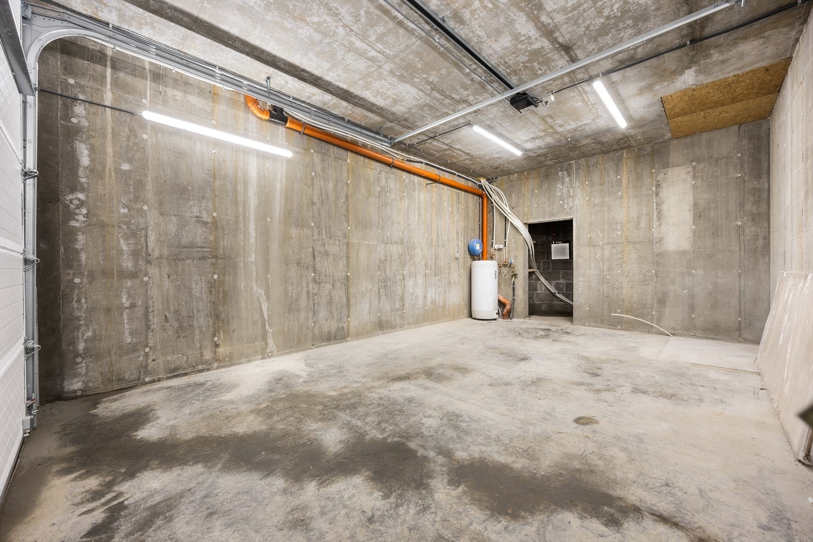 Garasjen på 40 m² har elektrisk leddport og huser også varmtvannsberederen på 300 liter. Galleribilde