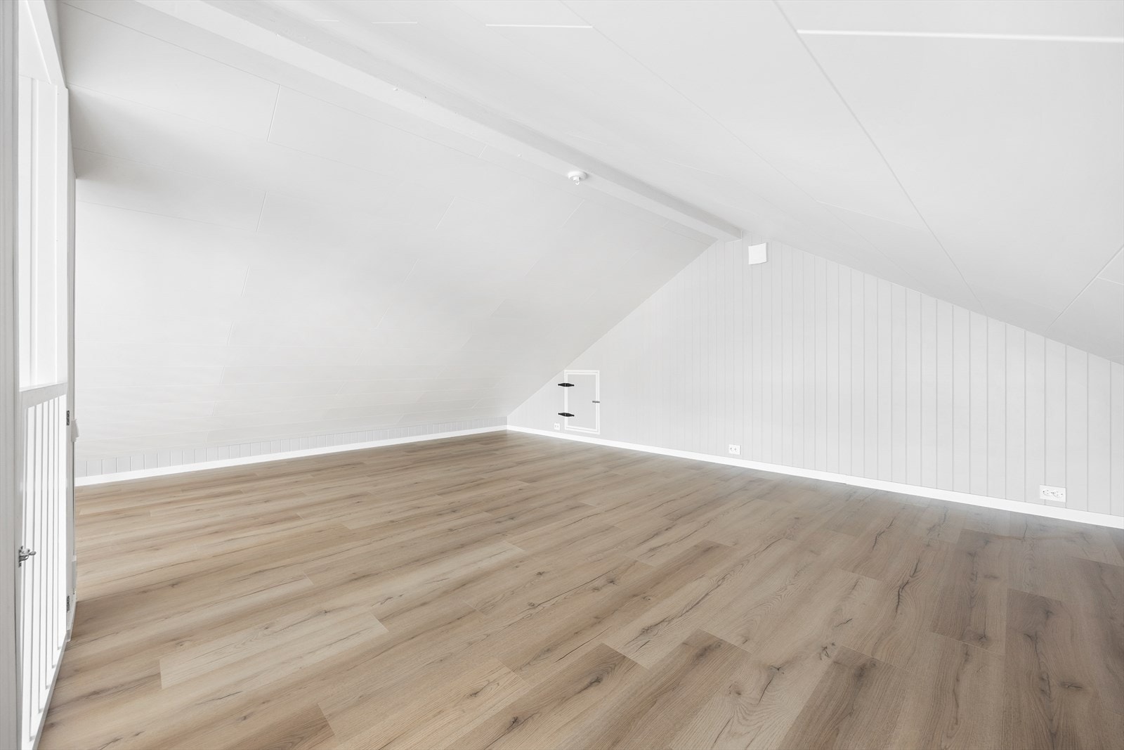 På hemsen finner vi en loftstue på 10 m². Galleribilde