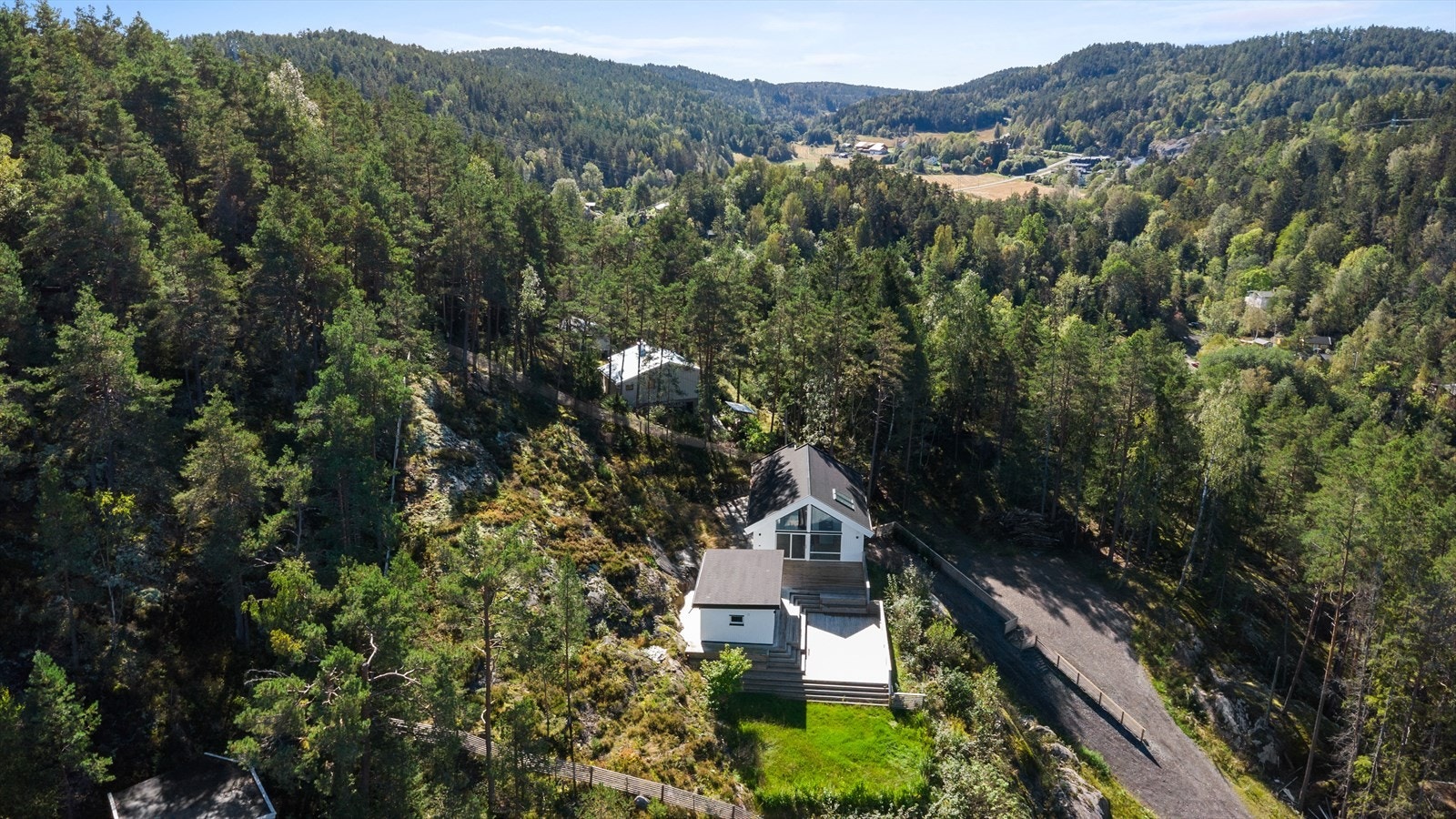 Beliggenheten er tilbaketrukket og omkranset av skog. Galleribilde