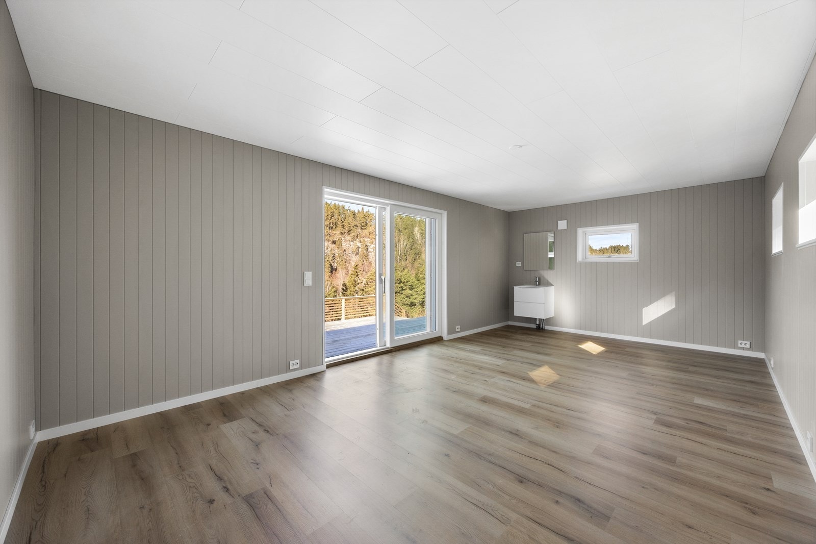 Frittliggende anneks på 24 m² er et allrom med mange bruksmuligheter. Galleribilde