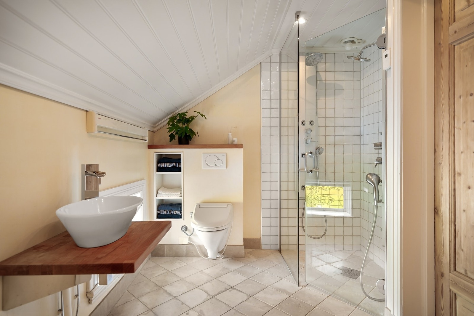 Hovedbadet byr på god plass og praktiske løsninger Galleribilde