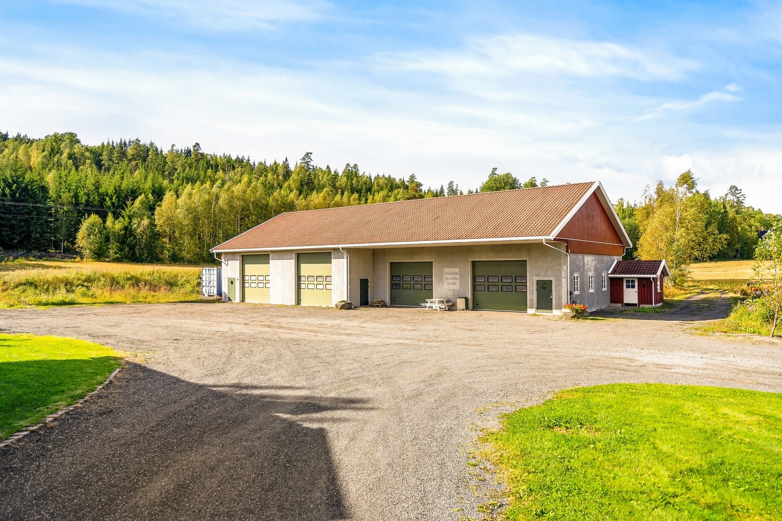 På eiendommen finner du en imponerende garasje fra 2008 på hele 451 kvm - et drømmested for bilentusiasten, samleren eller den som rett og slett elsker å ha plass Galleribilde