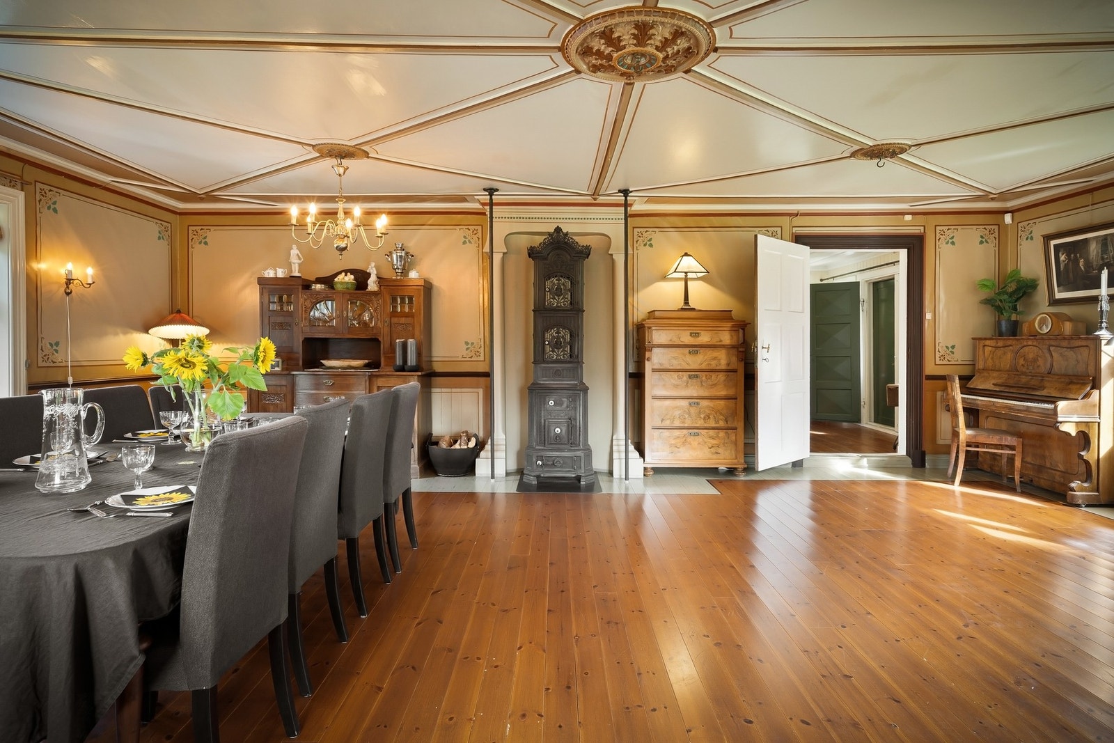 Midt i rommet finner du en klassisk vedovn som passer til rommets stil Galleribilde