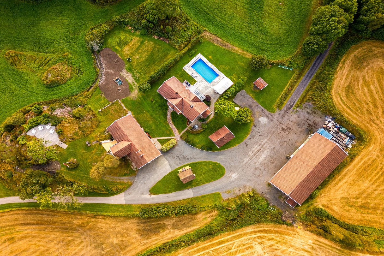 Den solrike tomten på hele 10 171 kvm er opparbeidet med plen, hekk og variert beplantning, samt soner med asfalt og grus. Galleribilde