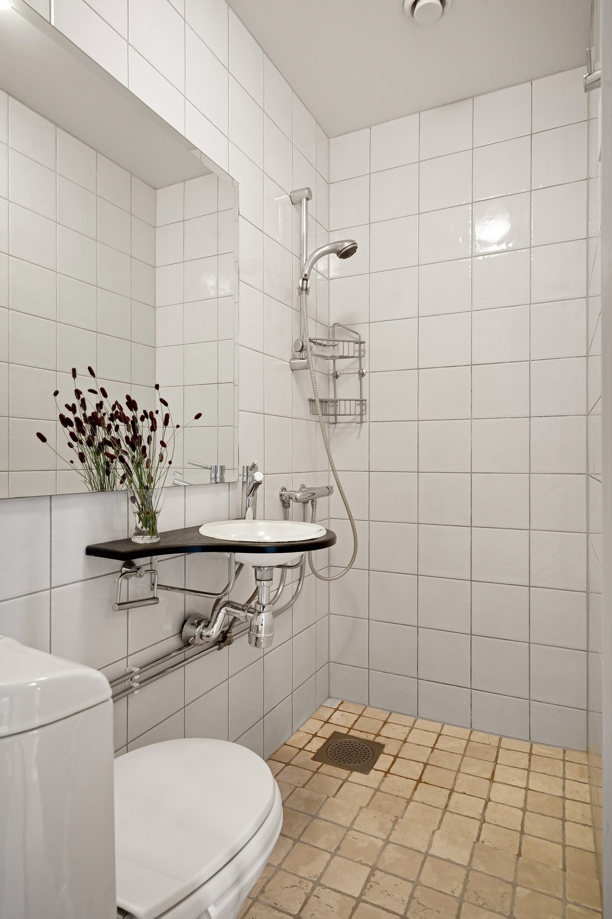 Badet er flislagt og har vannbåren gulvvarme Galleribilde