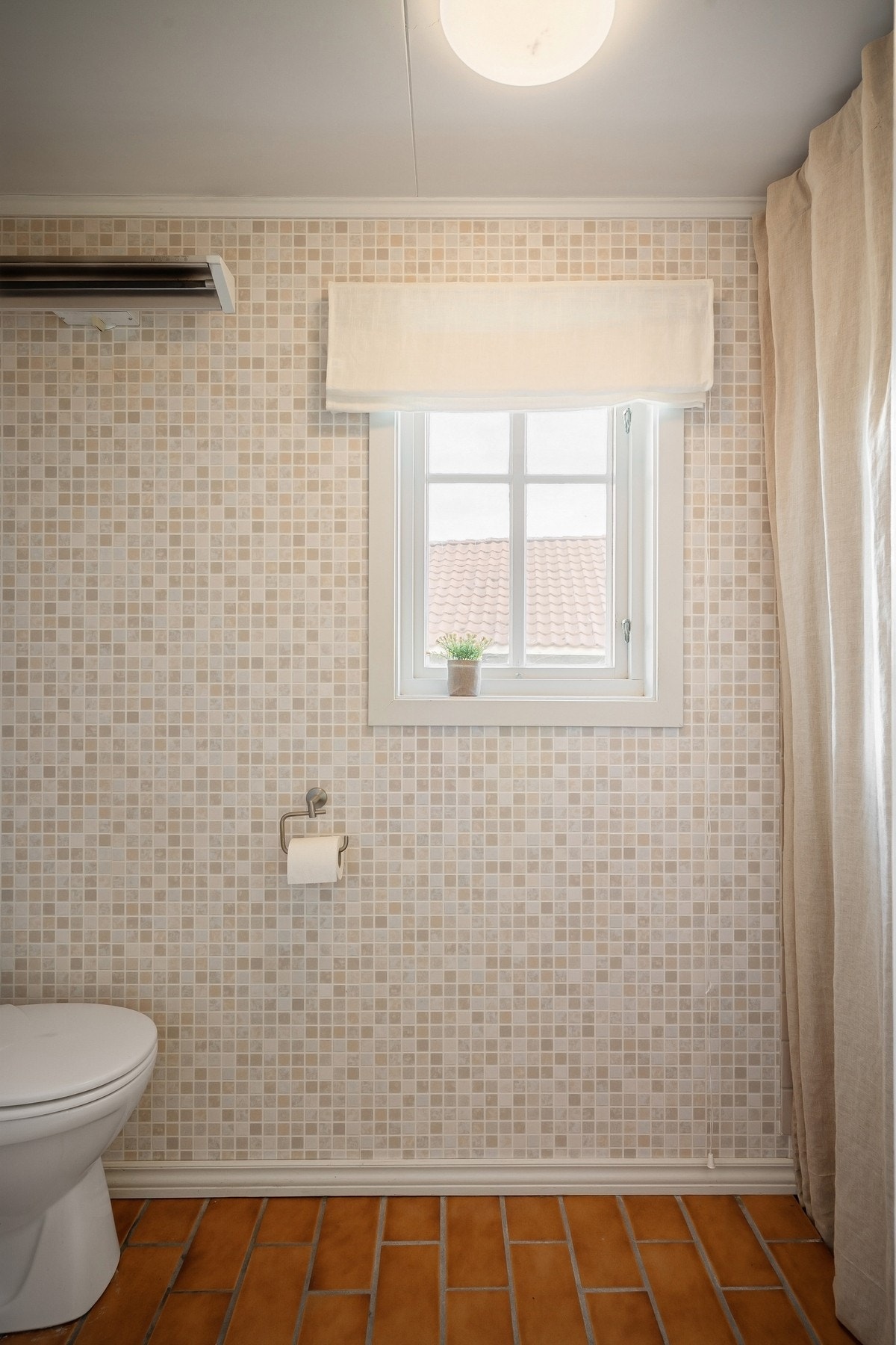 Toalettrom ved inngangen til grovkjøkkenet Galleribilde