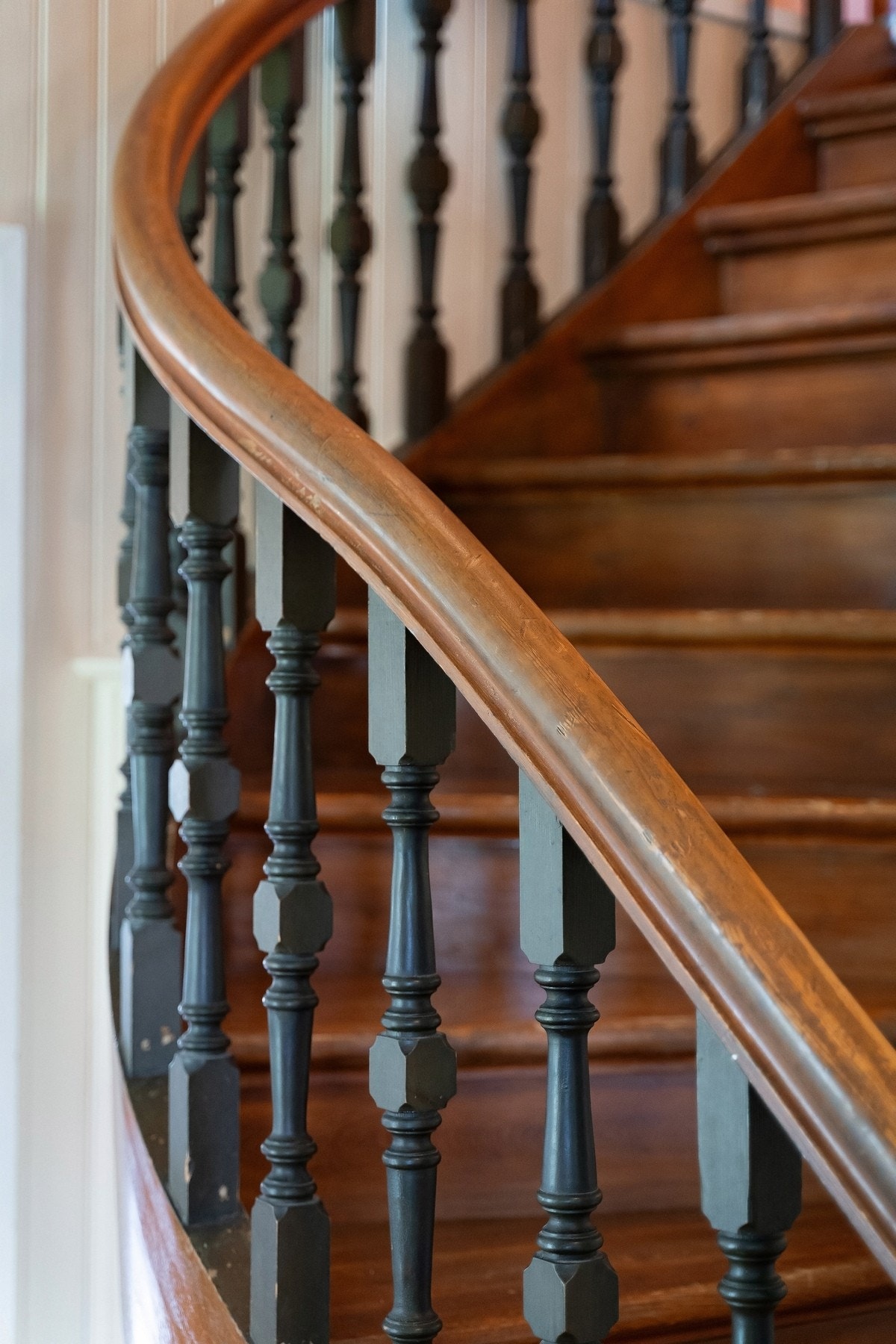 Trappen i hallen leder deg til boligens 2. etasje Galleribilde