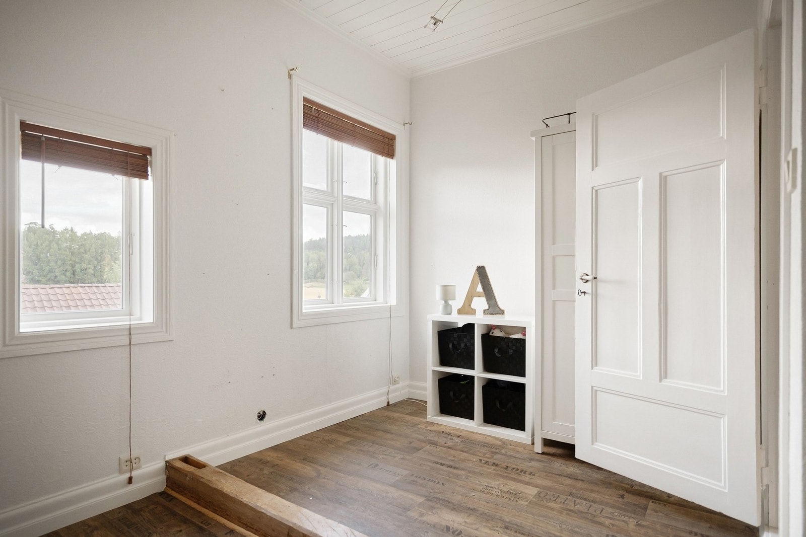 Det er plass til seng og oppbevaringsløsning Galleribilde