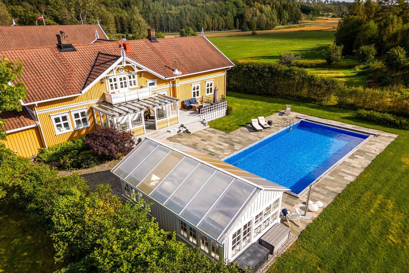 Eiendommen kan skilte med et imponerende uteområde som virkelig setter rammen for både avslapning og sosiale sammenkomster Galleribilde