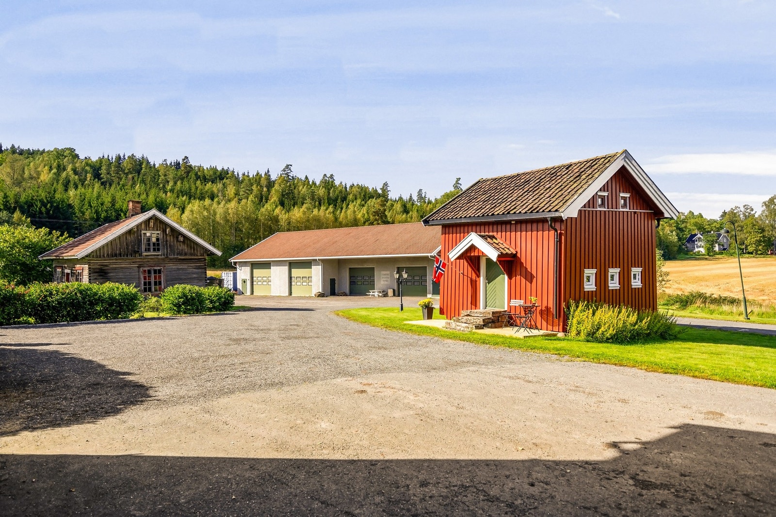 Stabburet er innredet til en trivelig og anvendelig enhet som passer like godt som ungdomsbolig eller en hyggelig mancave Galleribilde